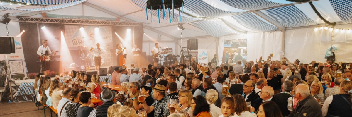 Ausgelassene Stimmung im Festzelt