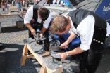 Dachdecker auf dem Stein- und Burgfest stellen Schieferherzen her