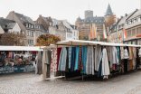 Ausgestellte Stoffe auf einem Marktstand in Mayen