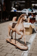Schaukelpferd auf dem Markt