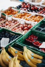 Frisches Gemüse auf einem Marktstand