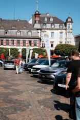 Autoschau Mayen 2026 Marktplatz mit vielen Autos und Gästen