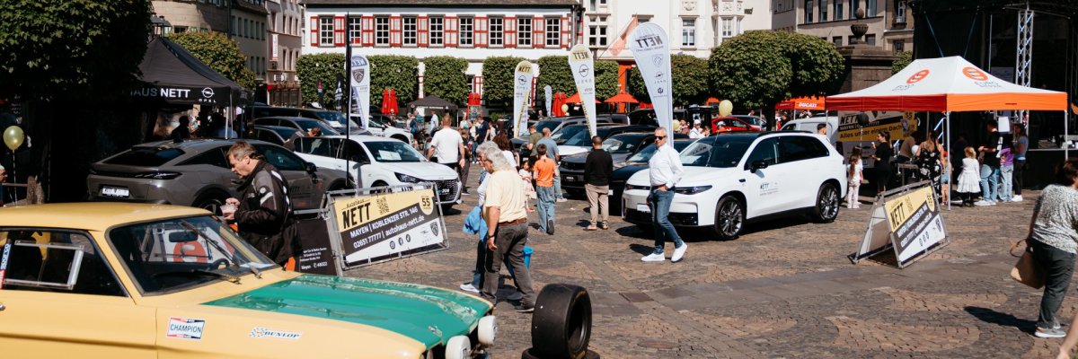 Autoschau Mayen 2026 Marktplatz mit Autos und Oldtimer zur Autoschau