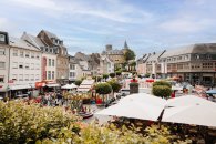 Pfingsttrödelmarkt Viele Menschen und Stände auf dem Mayener Marktplatz und im Hintergrund die Burg