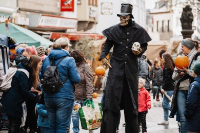 Gruselgestalt zum Magierfest Gruselig verkleideter Stelzenläufer als Walking Act