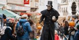 Gruselgestalt zum Magierfest Gruselig verkleideter Stelzenläufer als Walking Act