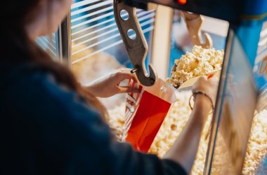 Abfüllen von Popcorn in eine Tüte