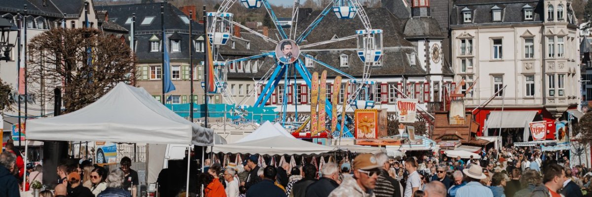 Start in den Frühling auf dem Marktplatz mit kleinem Riesenrad, Verkaufsständen und Bescuhern